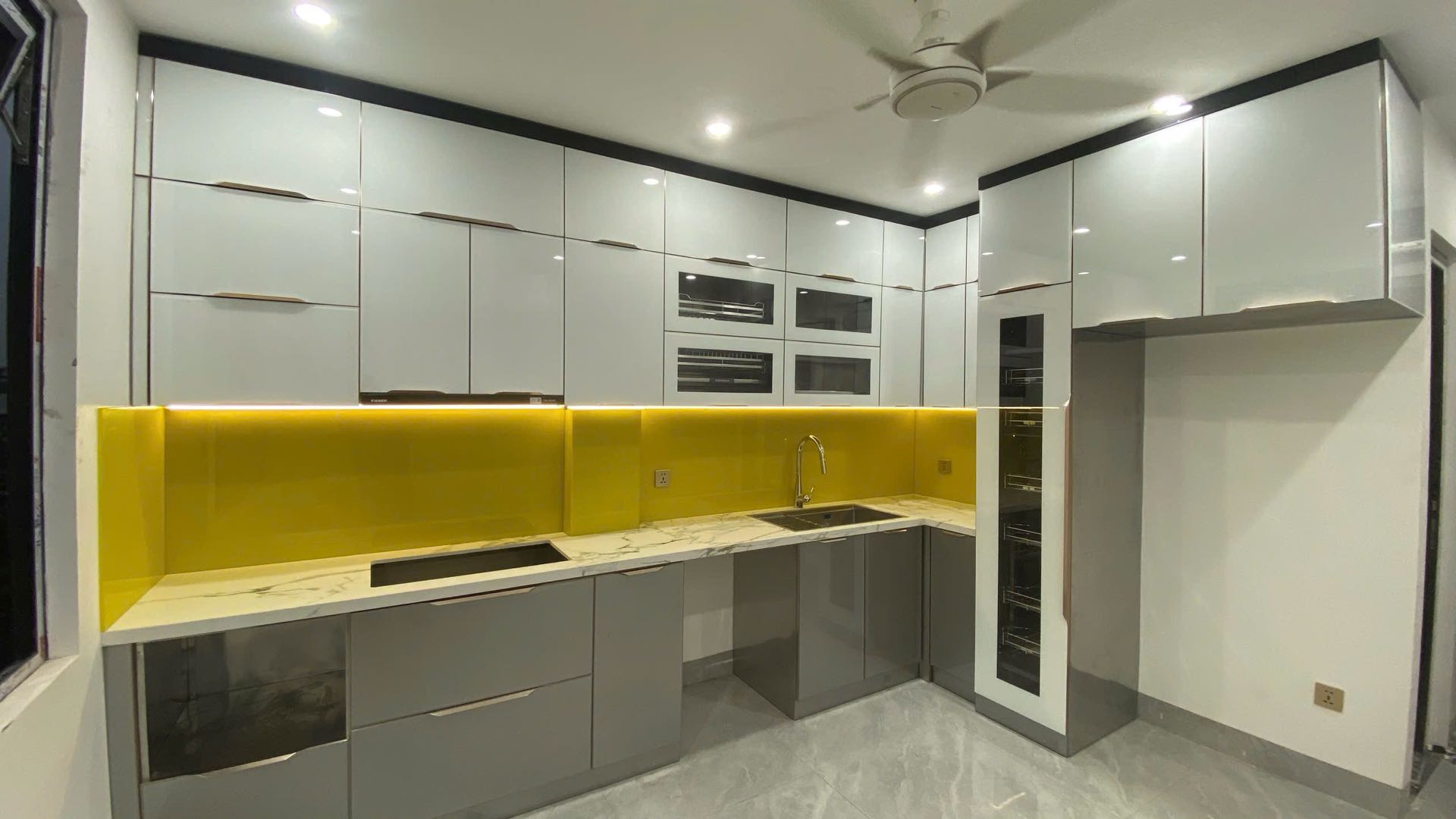 Tủ bếp Inox cánh kính CN69 3 20260601 104428